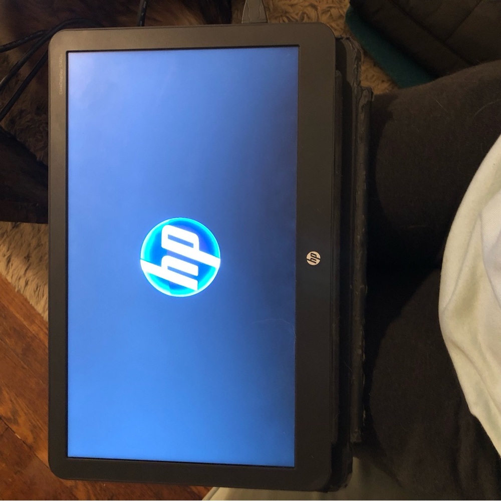 HP screen display with case and cable - Picture 7 of 8